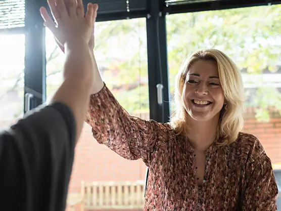 Een high-five na een gelukte stap