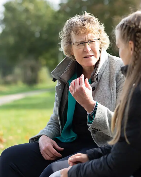 Marianne in gesprek met een jongere