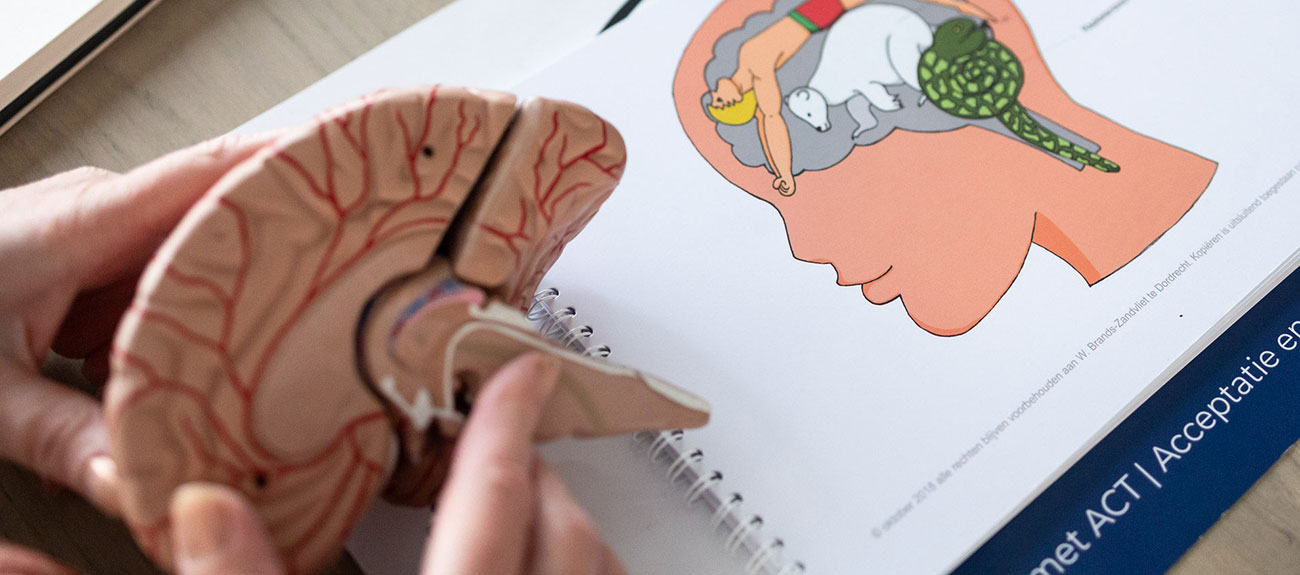 Kind of jongere die piekert of zich somber voelt