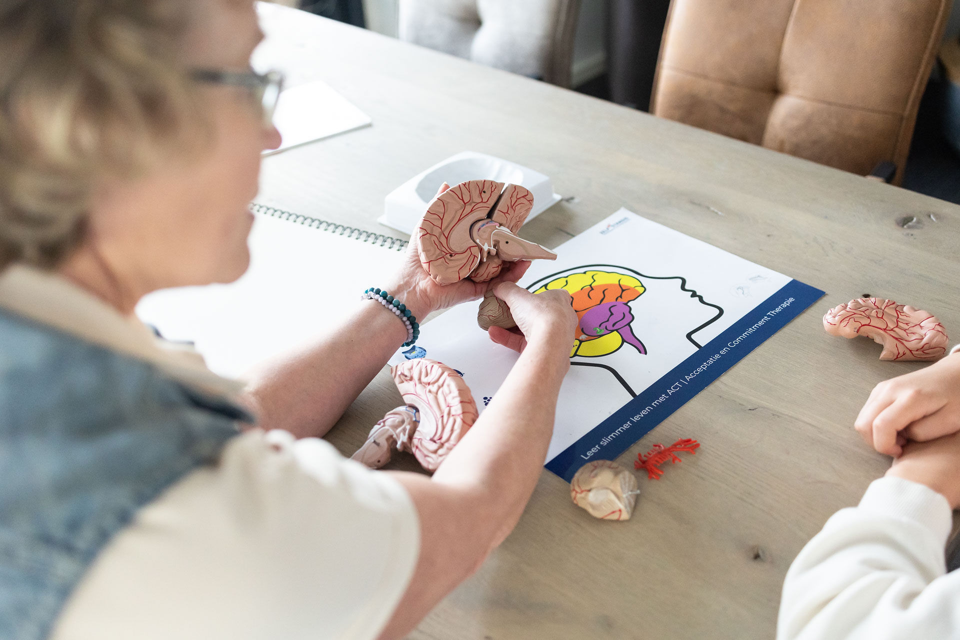 Ouder en kind praten samen over opvoeden