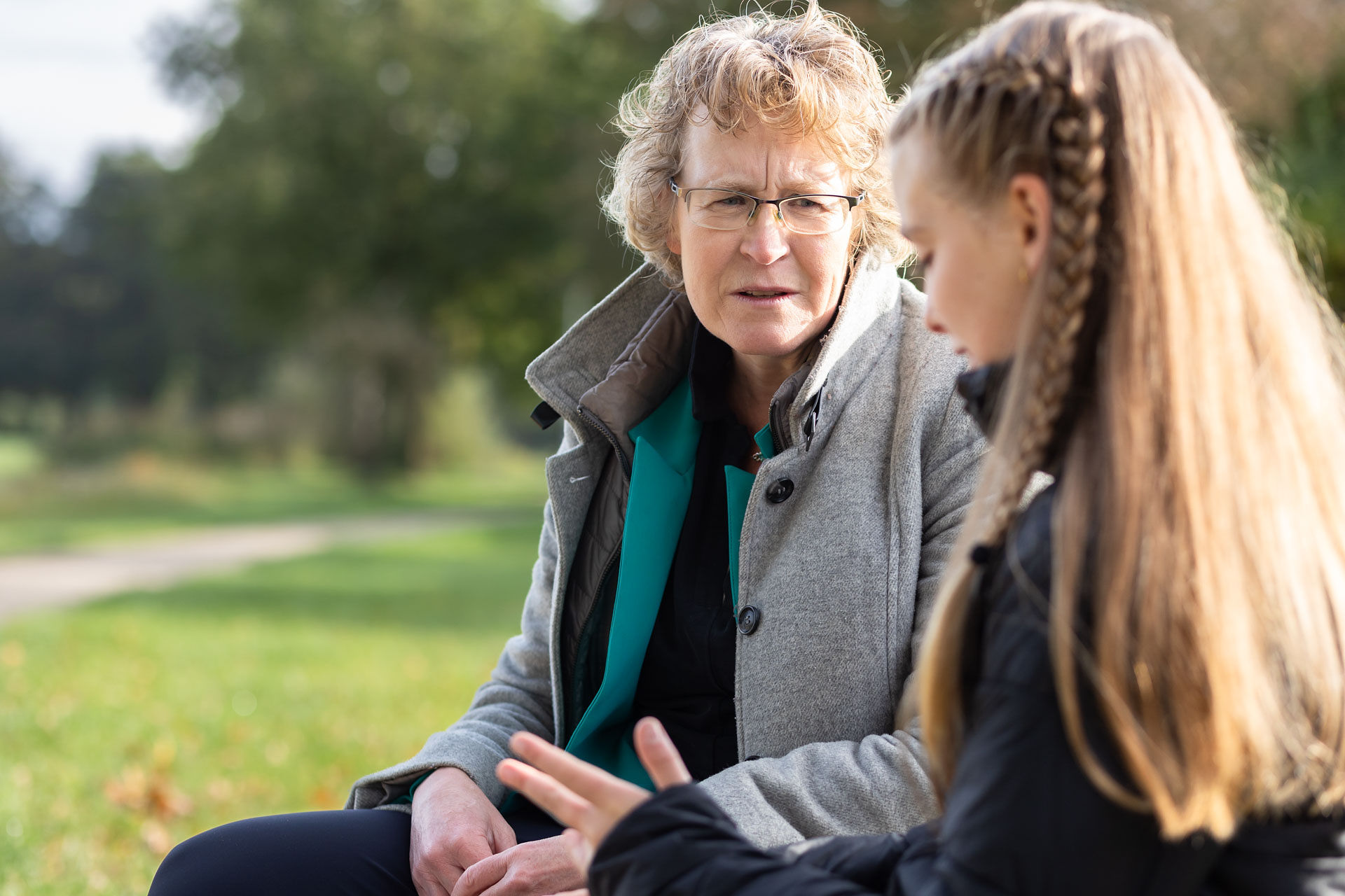 Ouder in gesprek met kind over gedrag en emoties