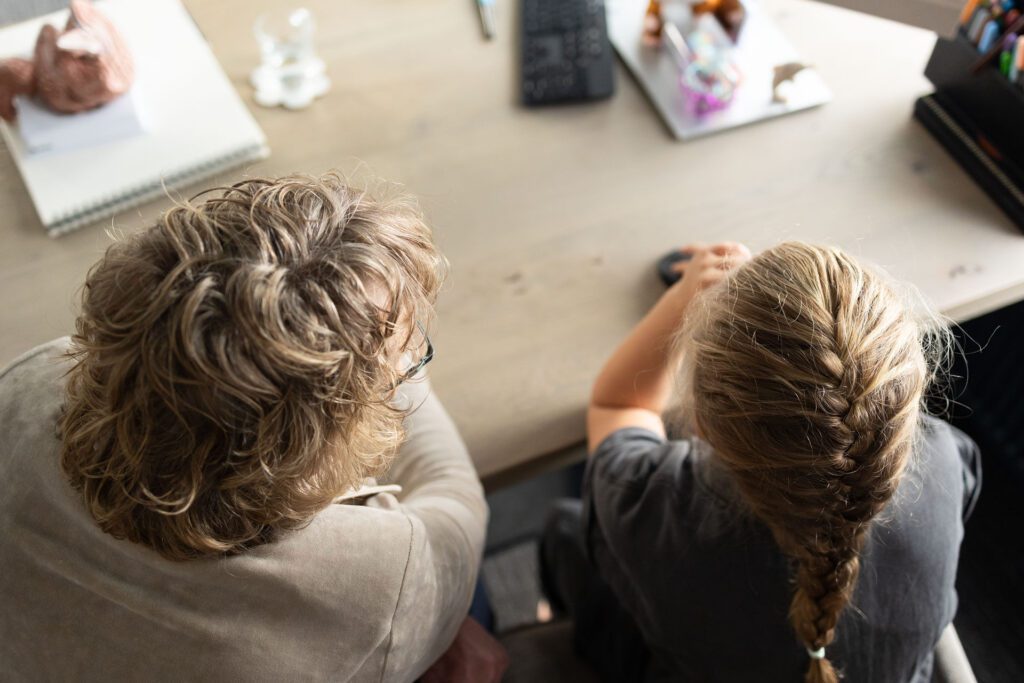 Kind is bezig met de cogmed Training bij Zelf-ver-standig